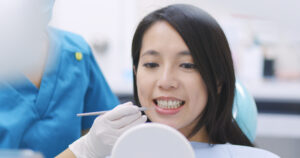 歯科治療受ける女性