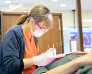 治療する女性歯科医