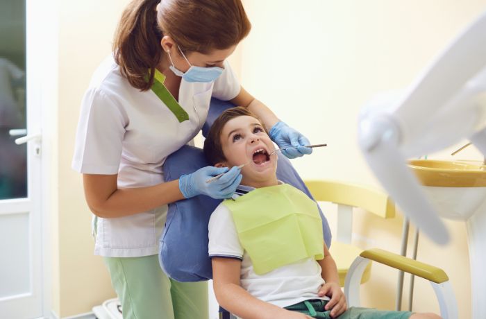 歯科治療を受ける子供