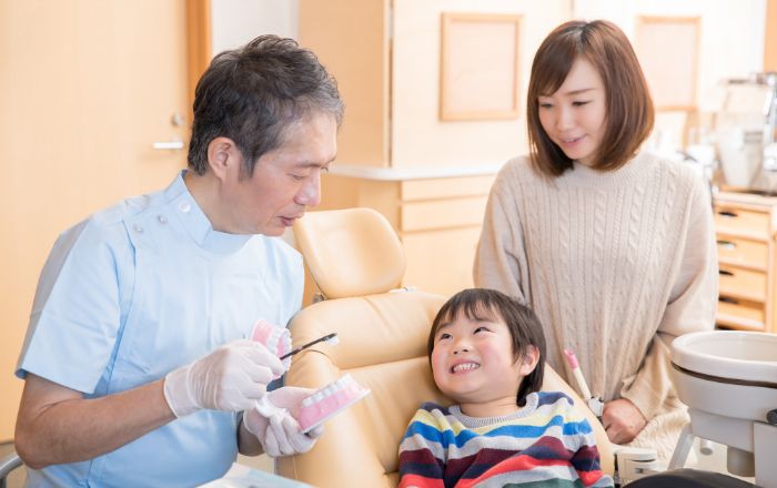 フッ素塗布を受ける子供