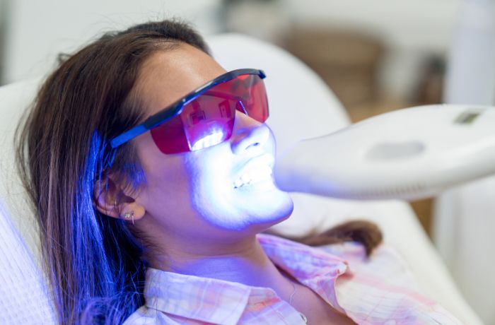 デュアルホワイトニングを受ける女性