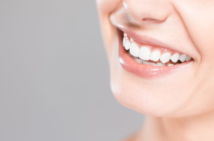 白い歯の女性