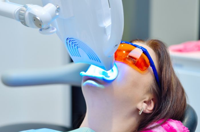 ホワイトニングをする女性